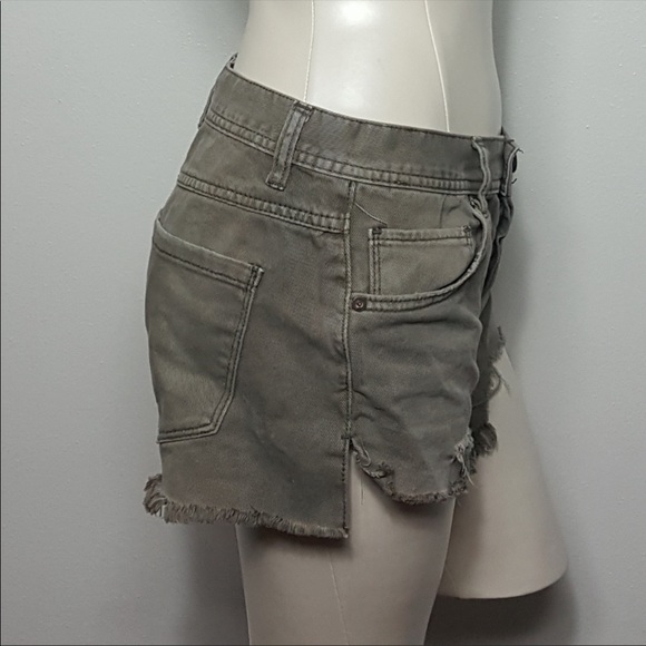 Free People 61855-16515125  green Shorts Size W27 - Picture 2 of 4